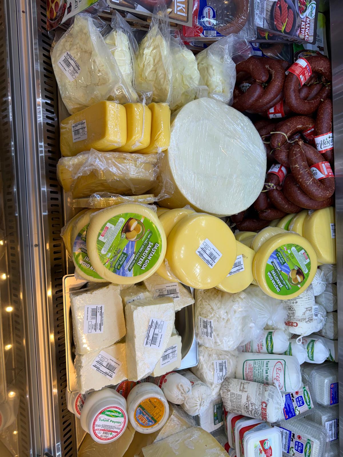 Mağazadaki peynir dolabı